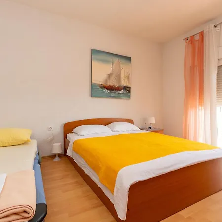 Gardelin In Apartment